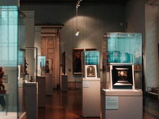 Topstukken on tour: als ouderen niet naar het museum kunnen, komt kunst wel naar de ouderen