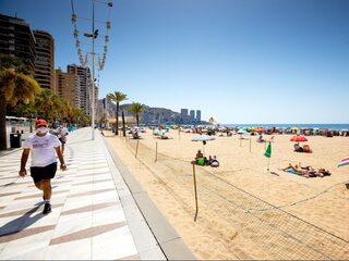 Podcast De Zomerdag: Hoe 'zuiptoeristen' vakantie nemen van coronaregels