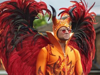 Elton John als neergestorte engel