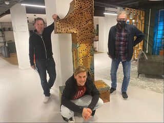 Een mooie foto boven zijn bed maar hij vergat alleen door te sprinten