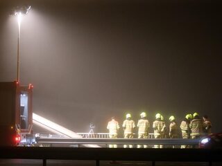 Tanker vaart tegen pijler op de Waal bij Zaltbommel, treinverkeer hervat