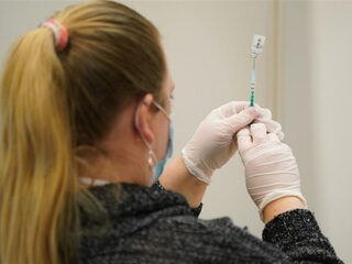 Podcast De Dag: vaccinaties - Israël blinkt uit, China schimmig