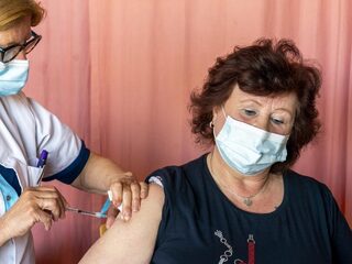 Is corona écht voorbij als we allemaal zijn gevaccineerd?