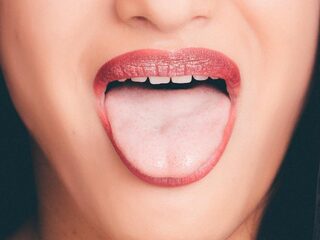 Slechte adem? 'Pak een schraper, kauwgom en pepermunt werken niet'