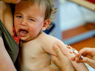 Geen vaccinatie? Korten op kinderbijslag