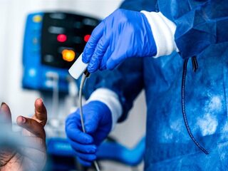 Fabrikanten van medische hulpmiddelen zijn ‘schaduwmacht in het ziekenhuis’