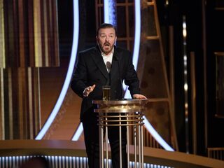 Snoeiharde Ricky Gervais op Golden Globes ‘gevaarlijke keuze, maar wel een kijkcijferhit’