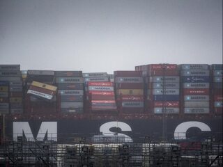 Podcast De Zomerdag: Hoe gevaarlijk is de 'container-snelweg' boven de Wadden?