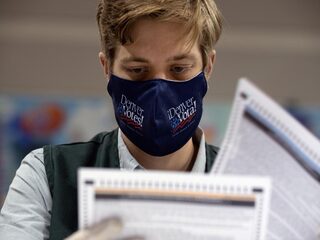 Europese waarnemers: geen onregelmatigheden bij stemming VS, Trump ondermijnt vertrouwen