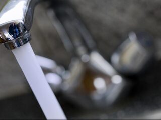 Lood in waterleidingen gevaarlijk, 'Maar ik drink het al 50 jaar?!'