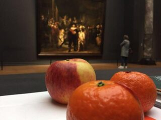 Kinderen ontbijten naast De Nachtwacht