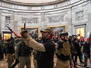 Pro-Trumpbetogers bestormen Congresgebouw, Capitool schoongeveegd