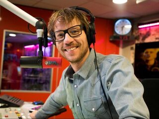 Shockradio op zijn best: Giel Beelen die zich live in de uitzending laat pijpen
