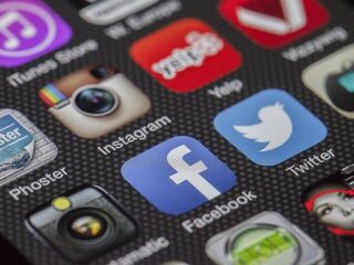 'Minister Ollongren moet zorgen voor transparantie op social media'