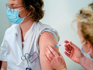 Niet de eerste prik, maar een datum voor de laatste prik: 'Dan is het einde van het begin van het einde pas echt begonnen'