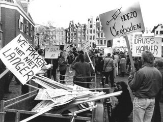 100 jaar na de ondertekening van de eerste Opiumwet is het drugprobleem allesbehalve opgelost