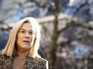 Kaag: 'Neem meer kritische afstand tot crisis'