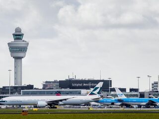 Situatie op Schiphol veilig: passagiers en crew van mogelijk gekaapt vliegtuig van boord