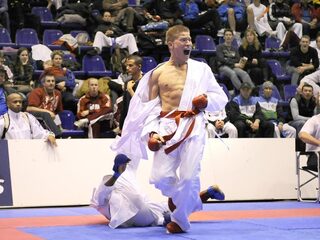 Karateka Smaal had zelf graag naar WK gegaan, maar moedigt nu vriendin aan