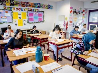 NPO Radio 1 bij de les: Kinderen in de klas hebben een slechte houding