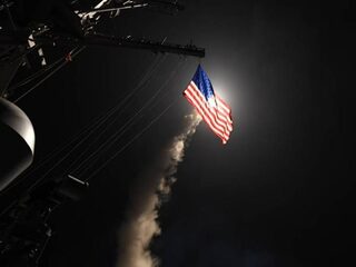 VS vuurt raketten af op luchtmachtbasis van Syrisch leger