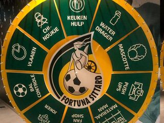 Fortuna Sittard: geen boete, maar voor straf in een roze jurk het veld op