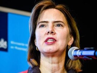 Bezorgde minister Van Nieuwenhuizen wil 'zorgen dat KLM vooruit kan'