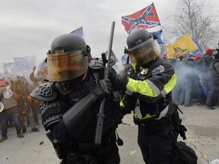 Deze journalist waagde zich tussen de mensen die het Capitool bestormden
