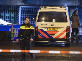 Politie schiet man dood op stoep De Nederlandsche Bank, fietser gewond