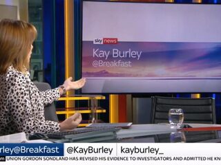 Presentatrice interviewt woedend een lege stoel: slim of niet?