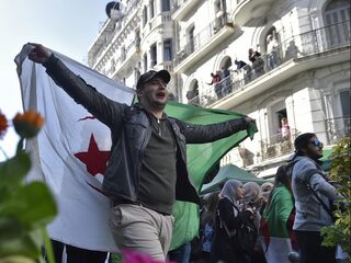 Podcast De Dag: 'Bouteflika was een fantastische president maar de tijd is om'