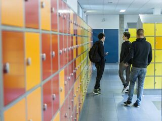 Advies: gespreid naar middelbare school, in lokaal blijven, zelf tafel poetsen