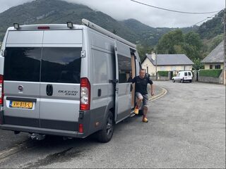 Met klompen en een racefiets achter Joris aan