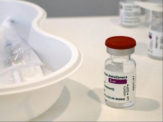 EMA: mogelijk verband zeldzame trombose en vaccin AstraZeneca, maar niet stoppen met prikken