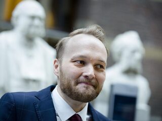Hoe gaat Lubach om met zijn podium in de spannende verkiezingsstrijd?