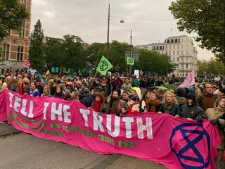 Politie grijpt in bij klimaatprotest voor Rijksmuseum in Amsterdam