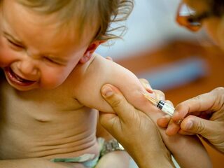Stand.nl: Ouders die weigeren hun kinderen te laten vaccineren moeten worden gekort op de kinderbijslag