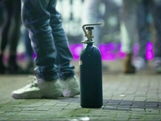 'Tijd voor ballenbak waar lachgasgebruikende pubers onderling hun hersenen mogen frituren?'