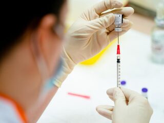 Londense ziekenhuisbaas Marcel Levi: langer wachten met tweede prik kan best