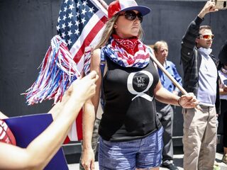 Complottheorieën van QAnon klinken belachelijk maar zijn allesbehalve onschuldig