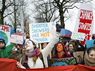 Stand.nl: Volwassenen moeten een voorbeeld nemen aan de actievoerende jongeren