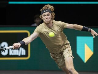 Andrej Rublev zet tennistoernooi in Rotterdam op zijn naam