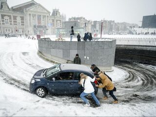 Weinig treinen, gevaarlijke wegen en geen knisperende kranten: winterweer in Nederland
