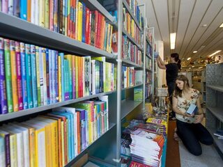 Hoe krijg je jongeren weer aan het lezen?