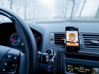 Gebruik van telefoon in auto met dashboardhouder mag, maar niet altijd