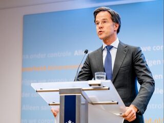 Evenwichtsbalk persconferentie Rutte: 'Kan voorstellen dat je ervan af kunt kukelen'