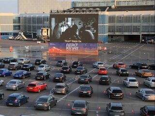 Een drive-in festival in coronatijd: 'Het is de bedoeling dat er getoeterd wordt'