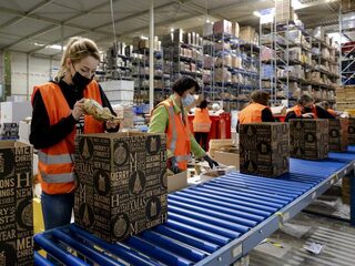 Kerstpakket in coronatijd: dit jaar niet of juist extra uitpakken?