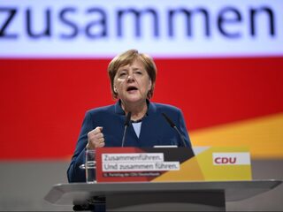 Hoe 'Mutti Merkel' vrouwelijkheid en leiderschap combineert