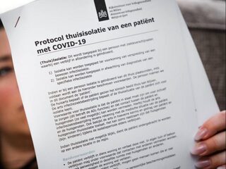 Oud-inspecteur gezondheidszorg: 'Overheid moet stoppen met paniek onderdrukken en beginnen met maximale voorlichting over corona'